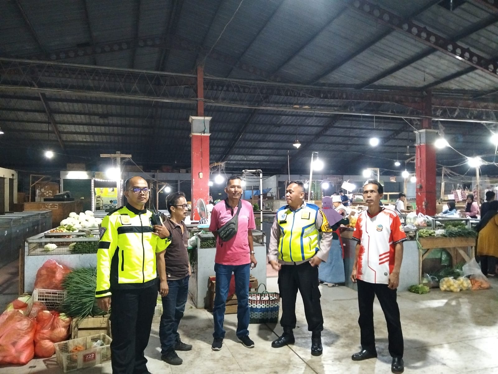 Jaga Keamanan Ramadhan, Bhabinkamtibmas Polsek Purwokerto Timur Polresta Banyumas Sambangi Petugas Keamanan Pasar Wage