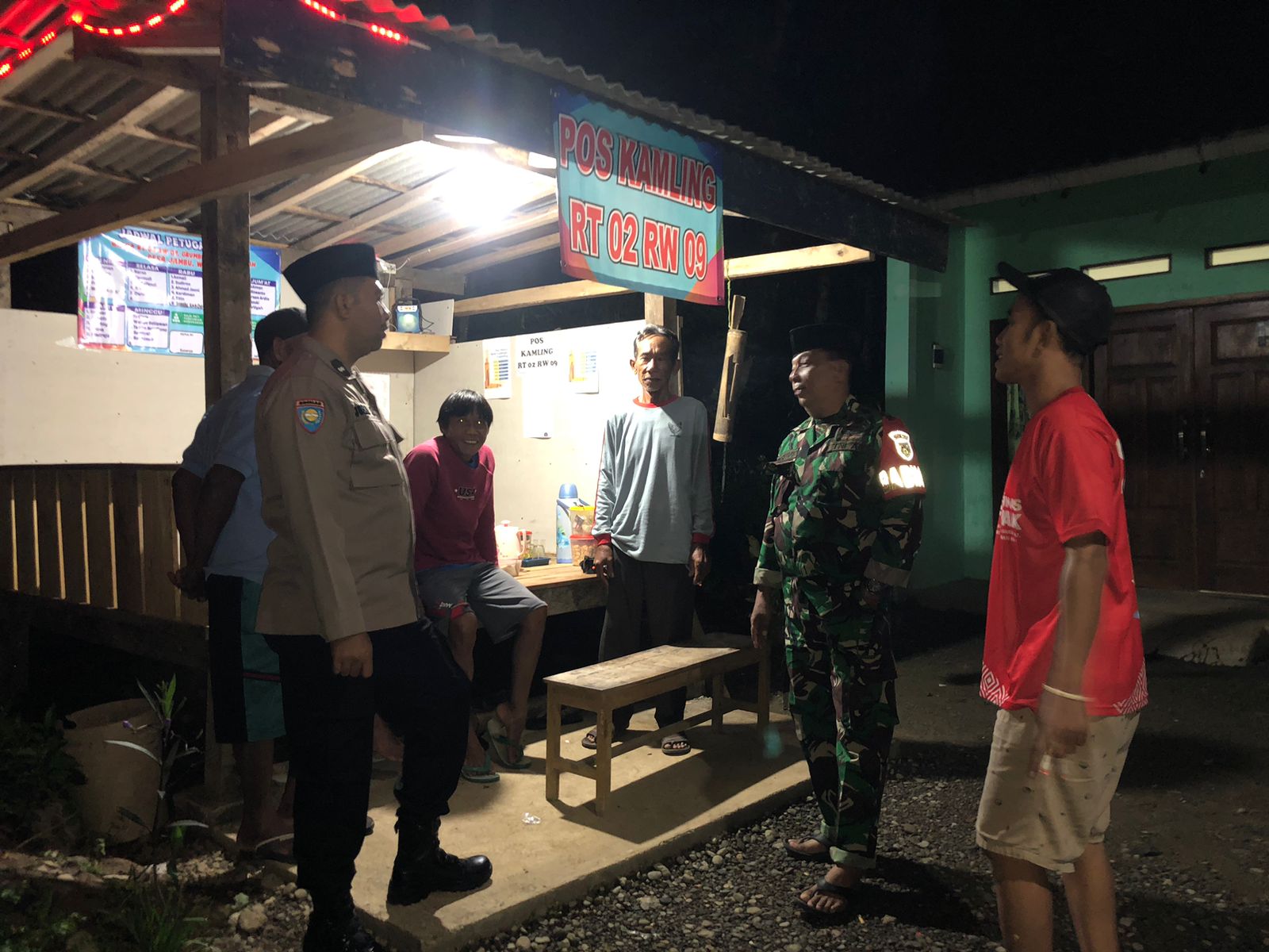 Bhabinkamtibmas Wangon Polresta Banyumas Monitoring Pos Kamling Bersama Babinsa dan Kades Jambu