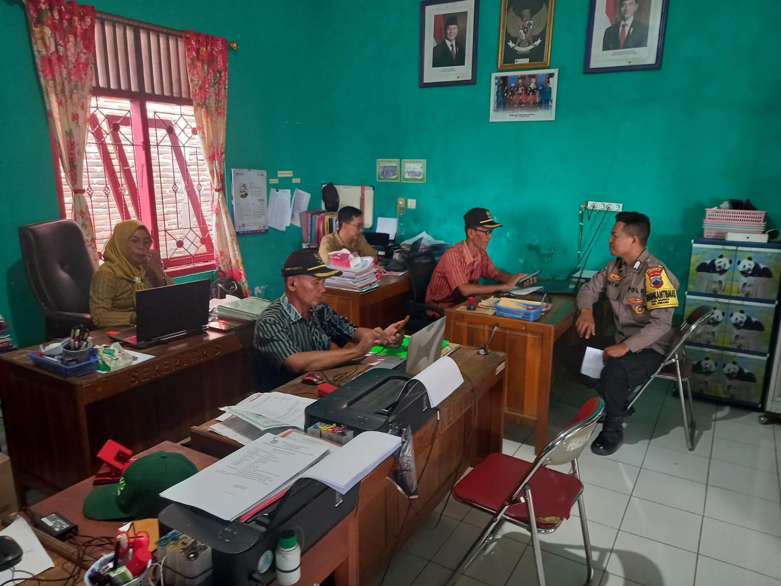 Sambangi Perangkat Desa, Bhabinkamtibmas Kebasen Polresta Banyumas Sampaikan Pesan Kamtibmas