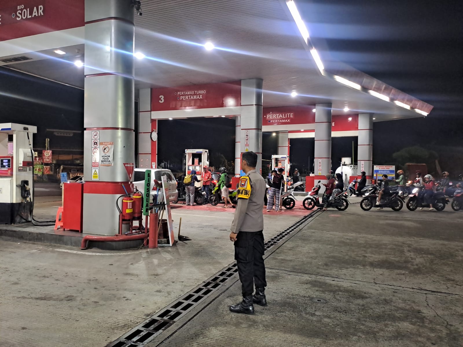 Respons Isu Kenaikan BBM, Bhabinkamtibmas Polsek Purwokerto Timur Polresta Banyumas Sambangi SPBU Arcawinangun