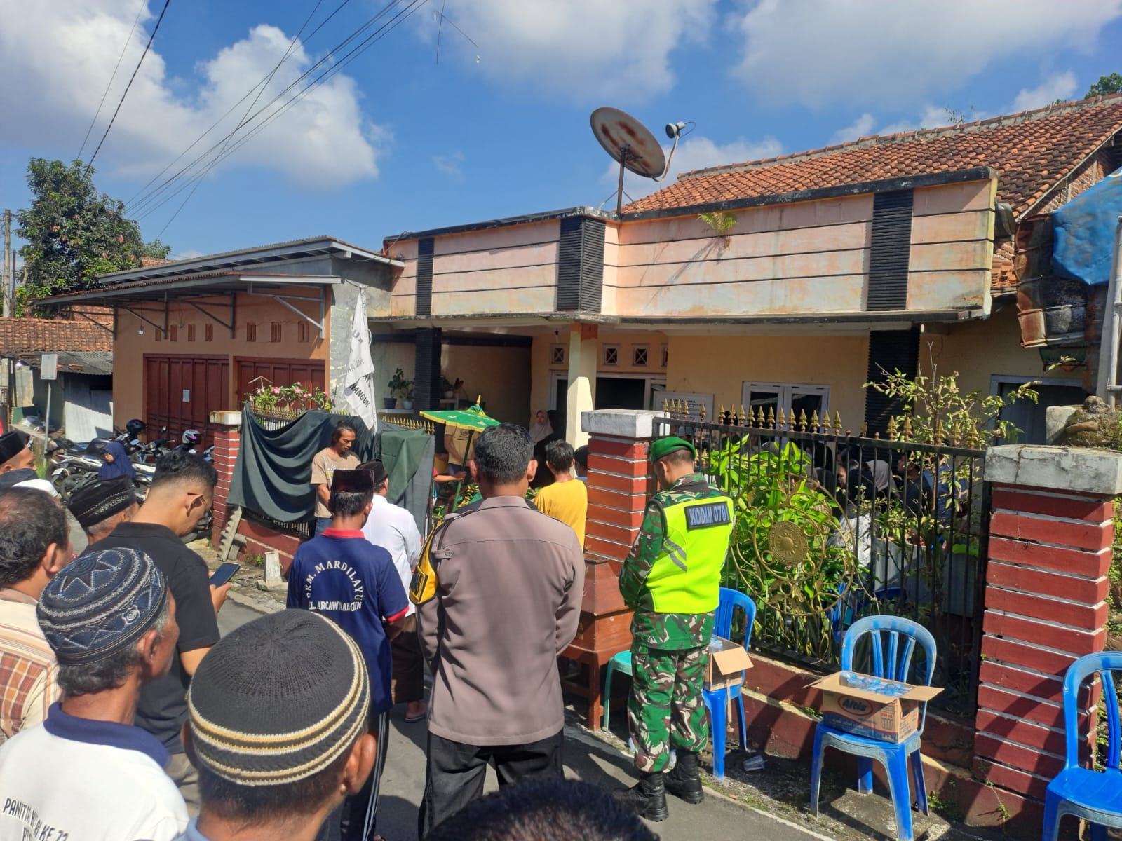 Takziah ke Rumah Warga, Wujud Empati Bhabinkamtibmas Polsek Purwokerto Timur Polresta Banyumas dan Kedekatan dengan Masyarakat
