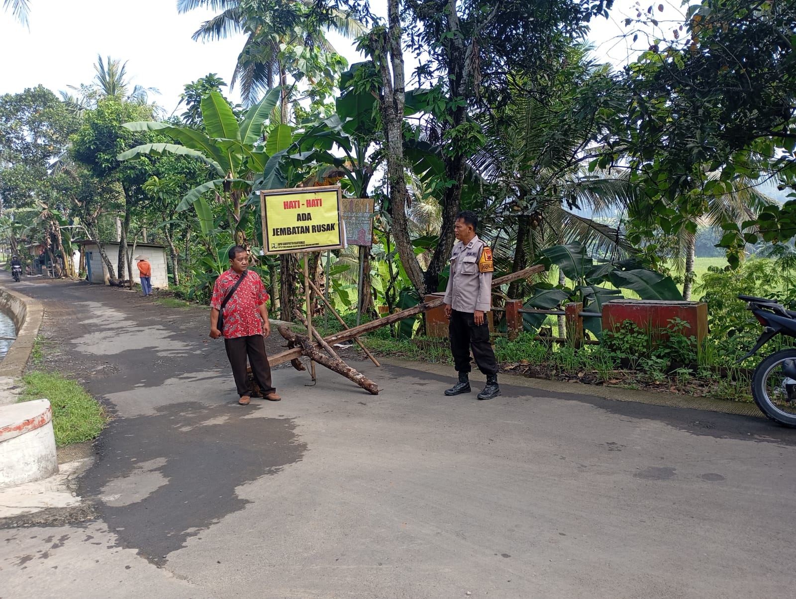 Drainase Rusak Akibat Luapan Air, Bhabinkamtibmas Patikraja Polresta Banyumas Lakukan Pengecekan dan Pengamanan Lokasi