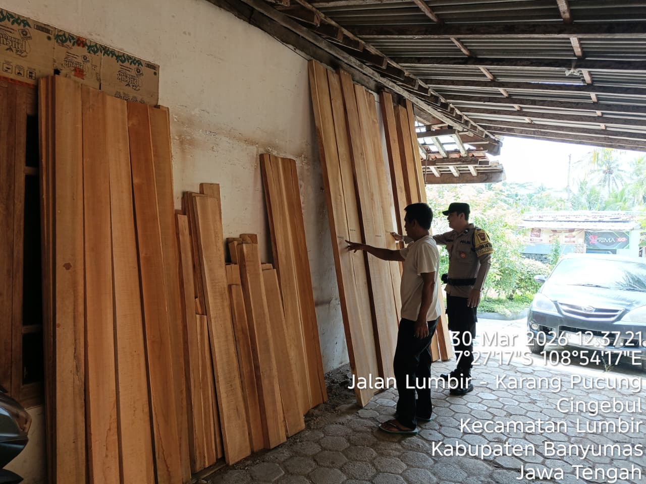 Bhabinkamtibmas Lumbir Polresta Banyumas Sambangi Pengrajin Kayu, Tekankan Tolak Bahan Ilegal
