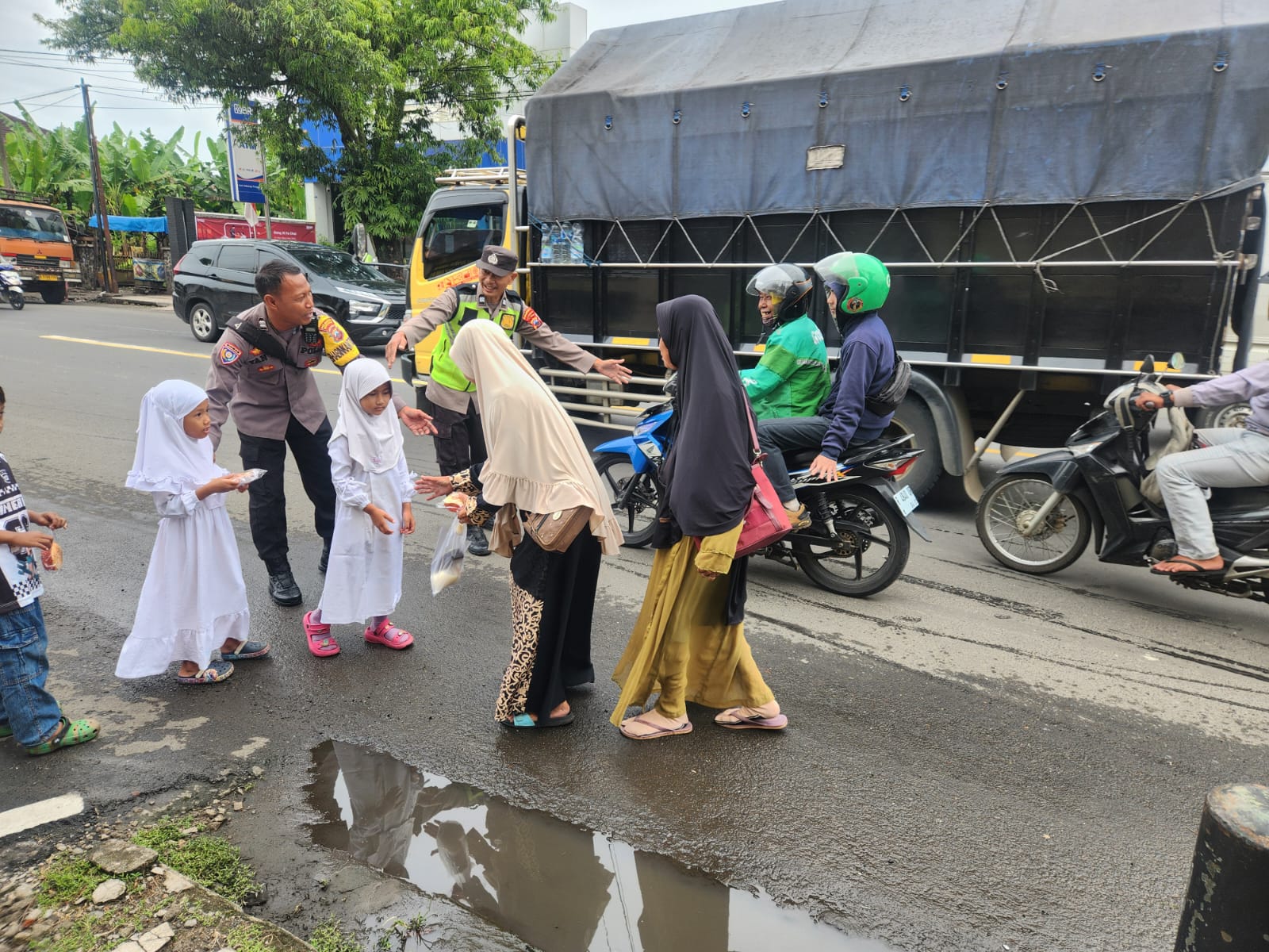 Jumat Berkah, Polsek Sokaraja Polresta Banyumas Tanamkan Libatkan Siswa SD Bagikan Kue untuk Warga