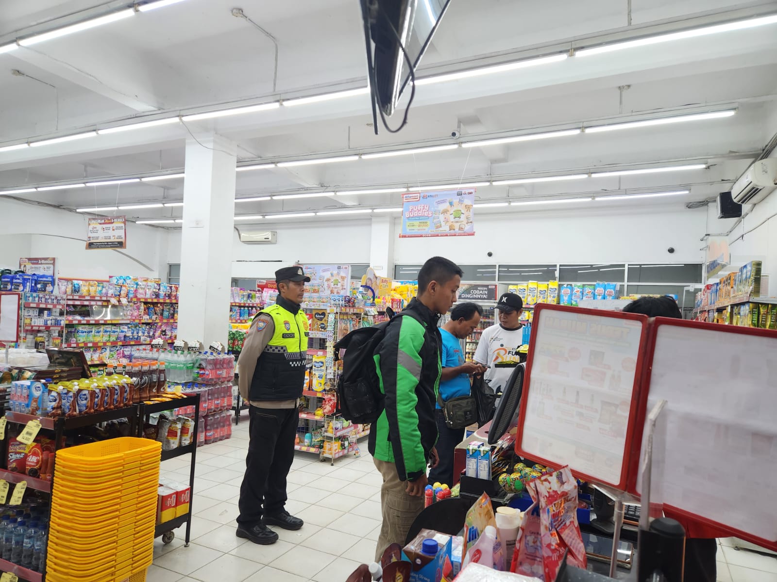 Sambangi Toko Modern, Bhabinkamtibmas Purwokerto Timur Polresta Banyumas Imbau Karyawan Waspadai Peredaran Uang Palsu