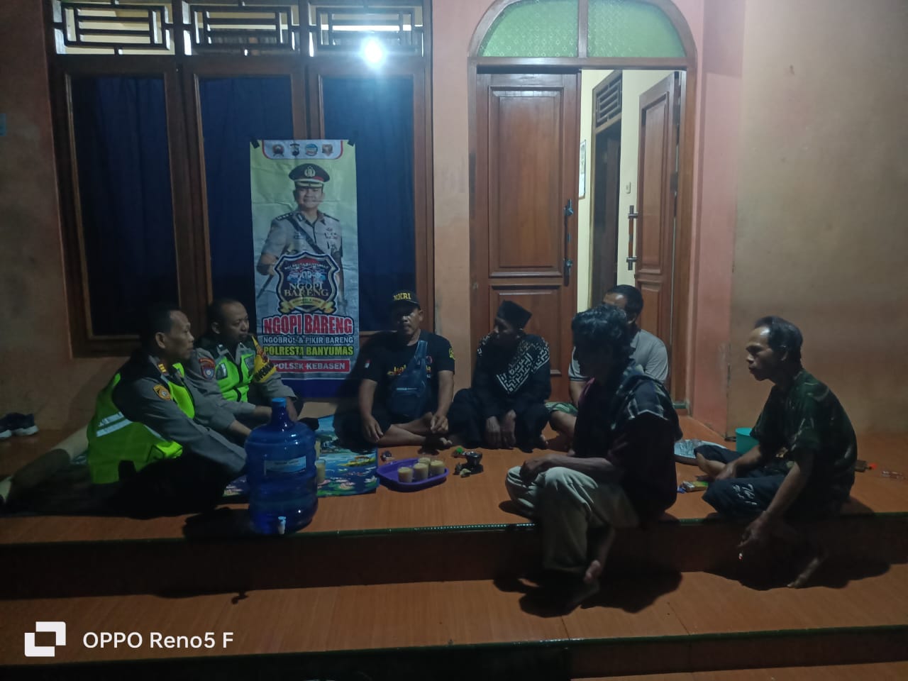 Lewat “ngopi Bareng”, Polsek Kebasen Polresta Banyumas Ajak Warga Kalisalak Perkuat Keamanan