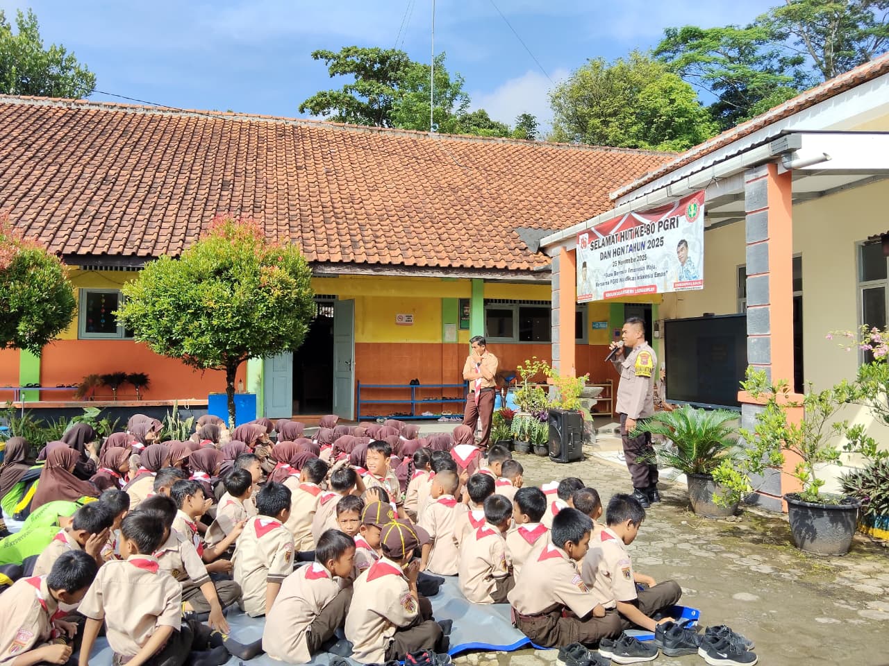 Polsek Banyumas Polresta Banyumas Bekali Siswa SDN 1 Pasinggangan Edukasi Anti-Bullying