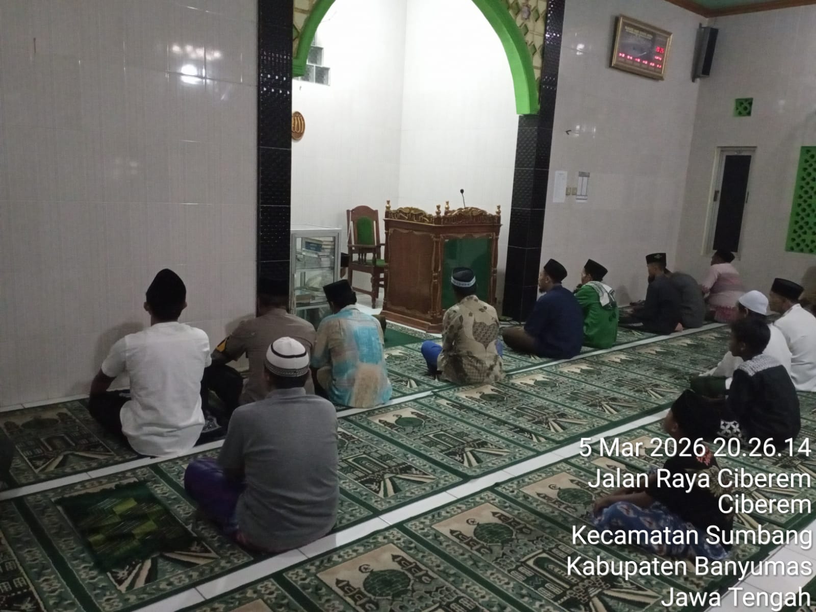 Tarawih Bersama Warga, Bhabinkamtibmas Polsek Kembaran Banyumas Imbau Orang Tua Awasi Pergaulan Anak
