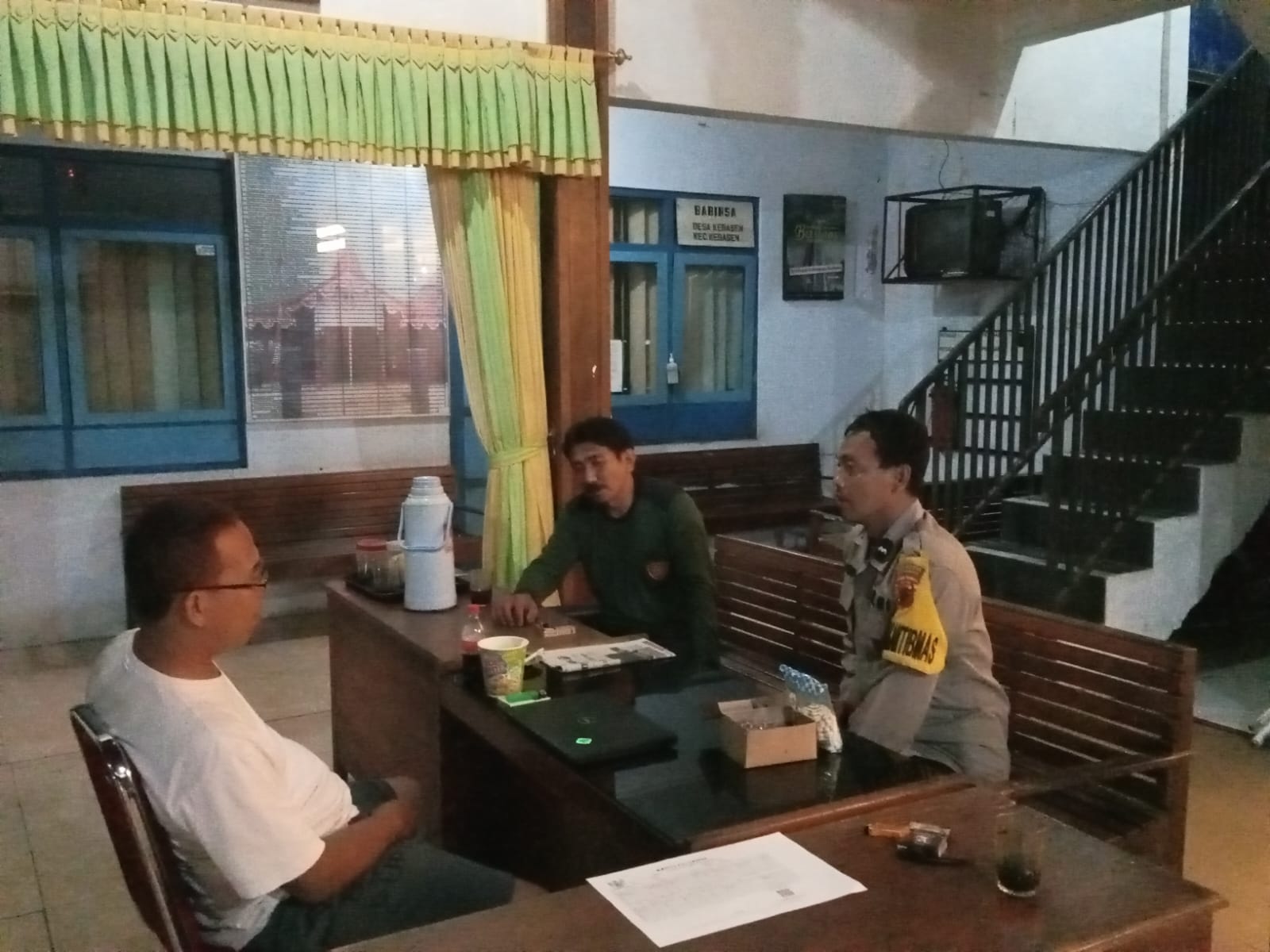 Bhabinkamtibmas Kebasen Polresta Banyumas Sambangi Petugas Jaga Malam, Perkuat Sinergi Keamanan