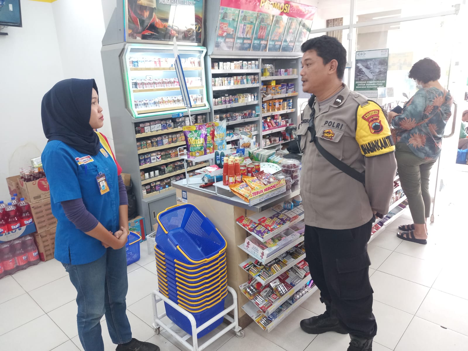 Sambangi Minimarket, Bhabinkamtibmas Polresta Banyumas Imbau Karyawan Tingkatkan Kewaspadaan