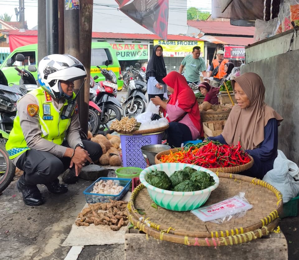 Tak Sekadar Pelayanan, Kapolresta Banyumas Menyapa Warga Di Hari Pertama Sekolah