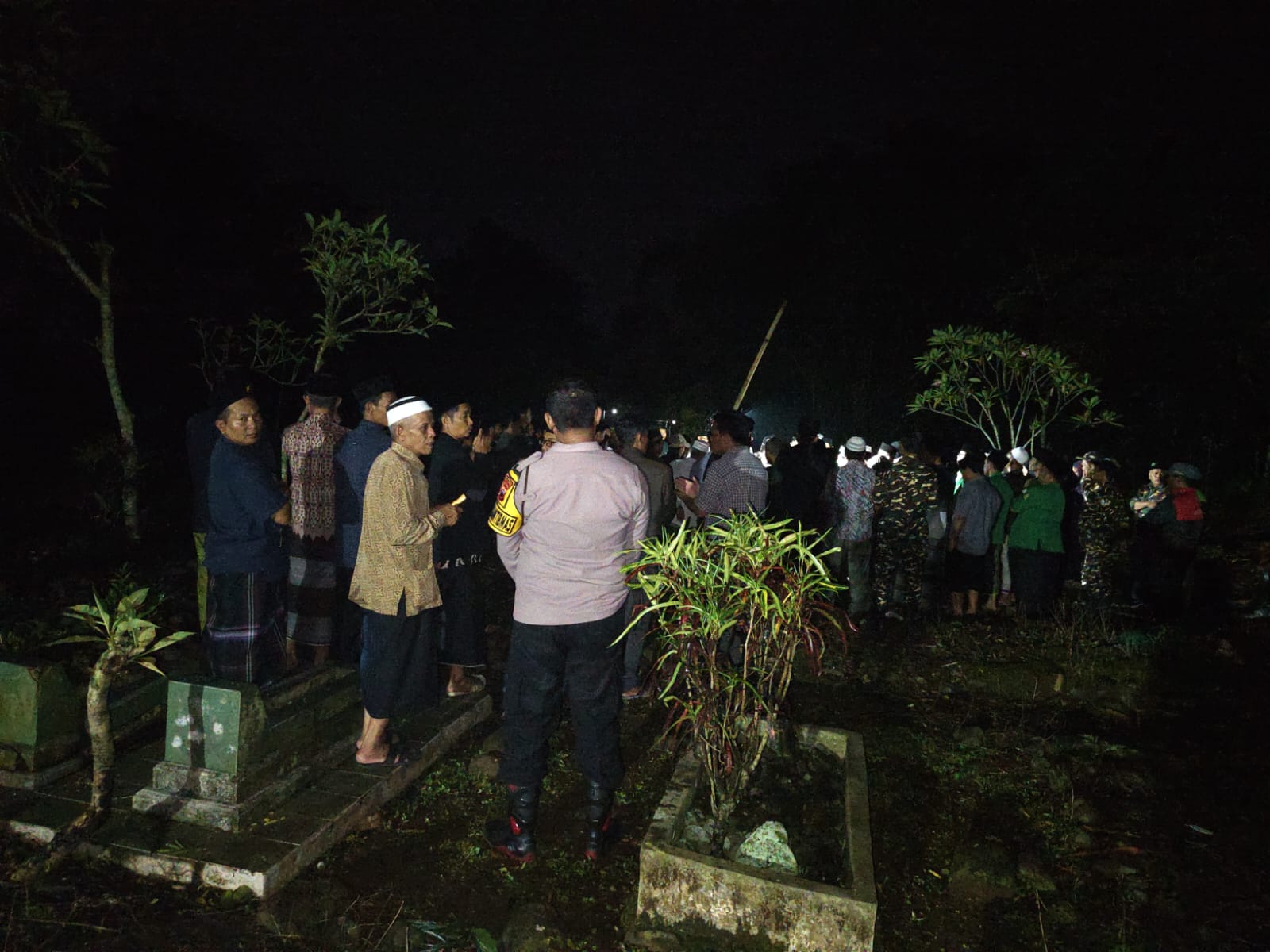 Tunjukkan Empati, Bhabinkamtibmas Kembaran Polresta Banyumas Takziah Anggota Pokdar Kamtibmas