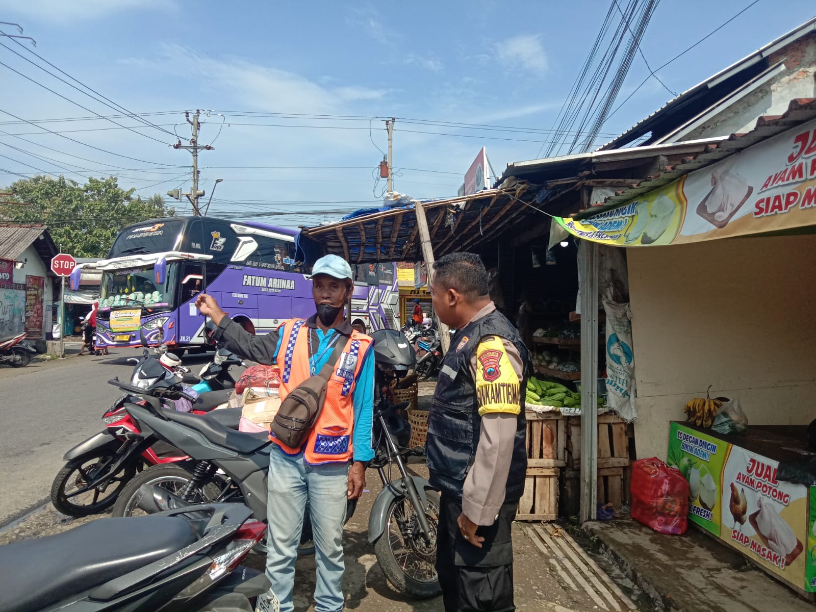Antisipasi Curanmor, Bhabinkamtibmas Sumbang Polresta Banyumas Edukasi Petugas Parkir Pasar Tambaksogra