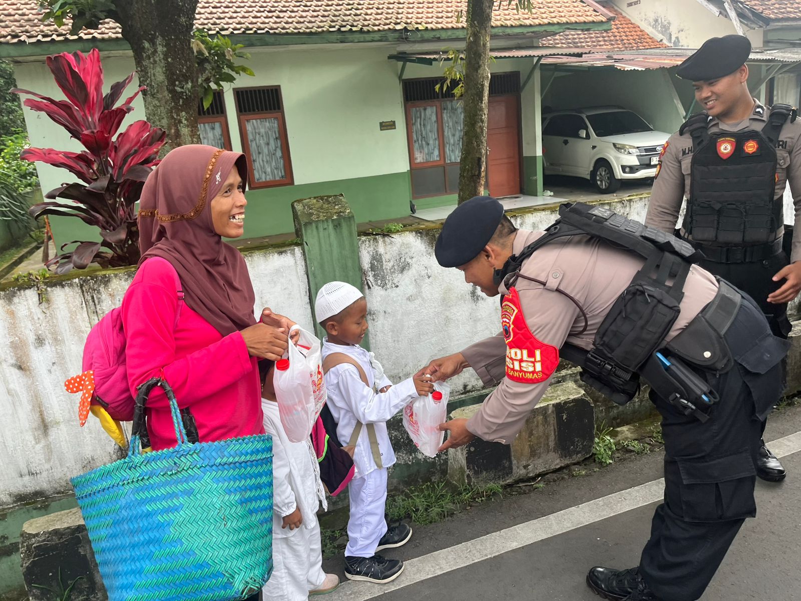 Sat Samapta Polresta Banyumas Bagikan Takjil dan Edukasi Kamtibmas Selama Ramadhan