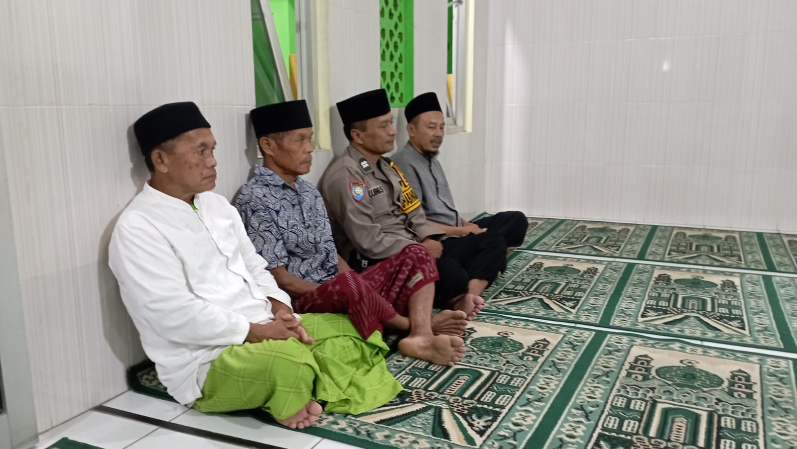 Perkuat Kemitraan, Bhabinkamtibmas Sumbang Polresta Banyumas Sholat Subuh Berjamaah di Desa Binaan