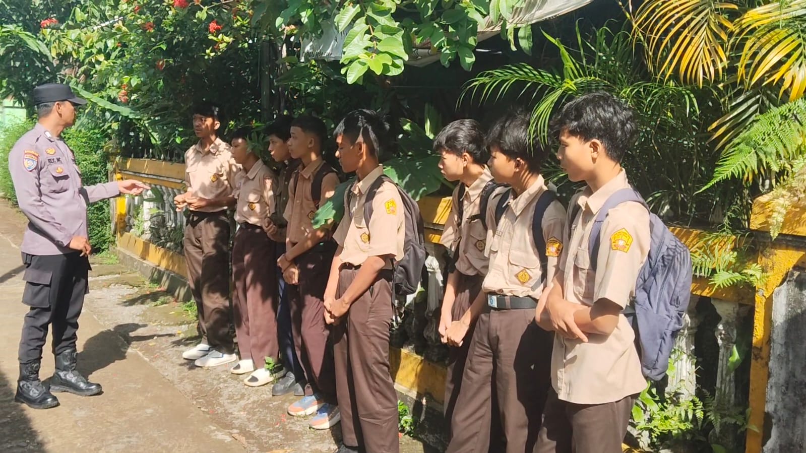 Quick Respon Polsek Sokaraja Polresta Banyumas, Belasan Siswa Dibina Usai Kedapatan Nongkrong Di Jam Sekolah