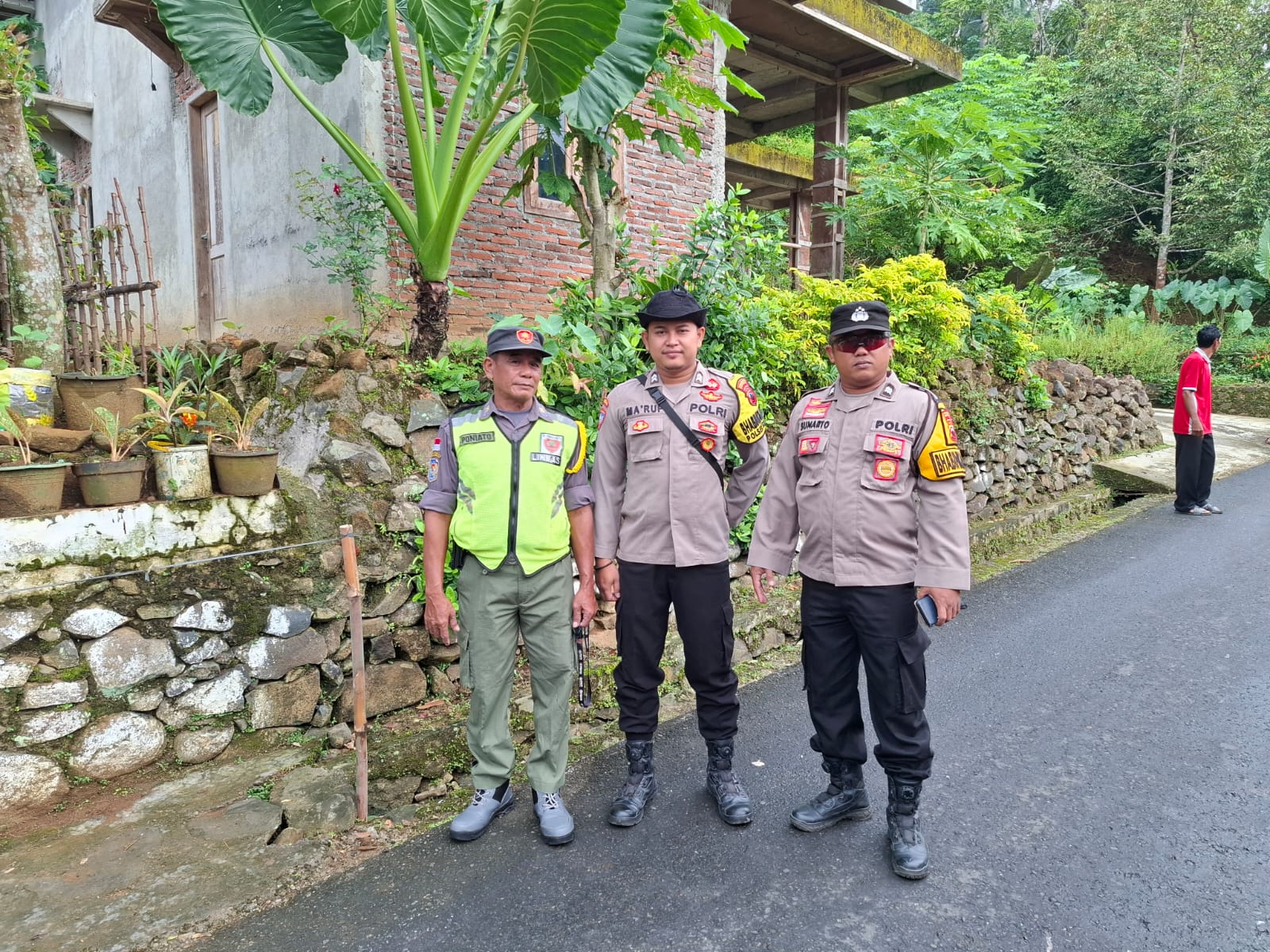 Sambangi Warga, Bhabinkamtibmas Purwojati Polresta Banyumas Ingatkan Pedagang Kembang Api dan Dorong Satkamling Aktif