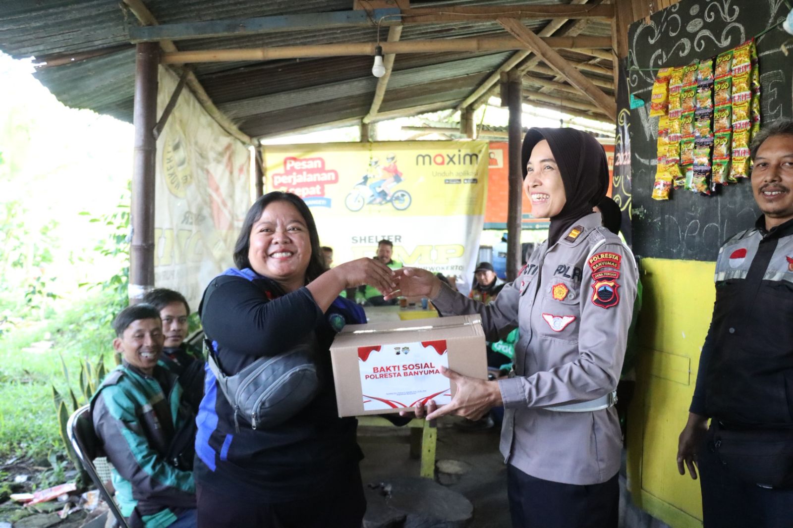 Polresta Banyumas Berbagi Bingkisan Lebaran dan Sosialisasikan Layanan Digital ke Komunitas Ojol KOCAK