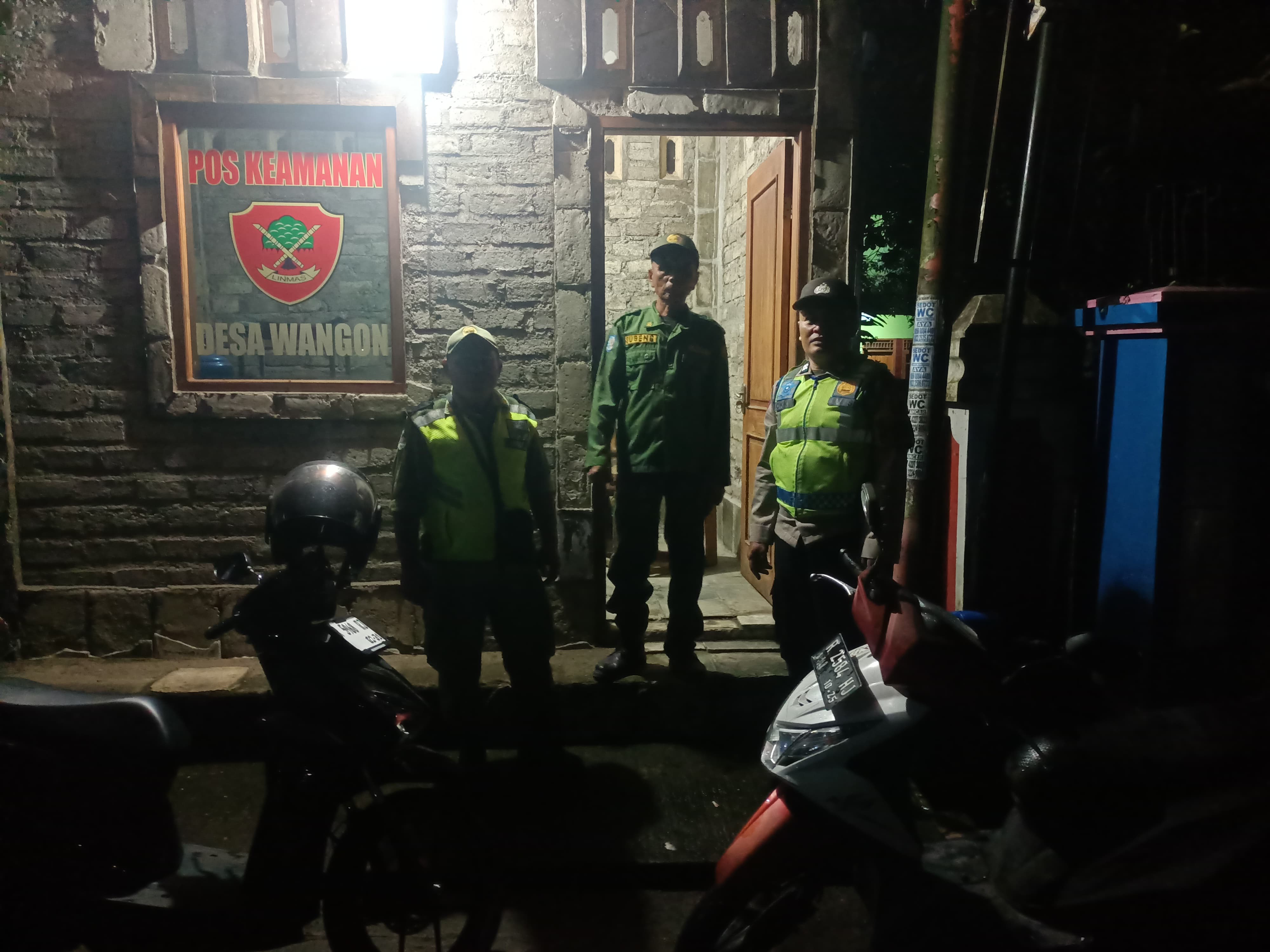 Patroli Malam, Bhabinkamtibmas Wangon Polresta Banyumas Cek Pos Kamling dan Satlinmas