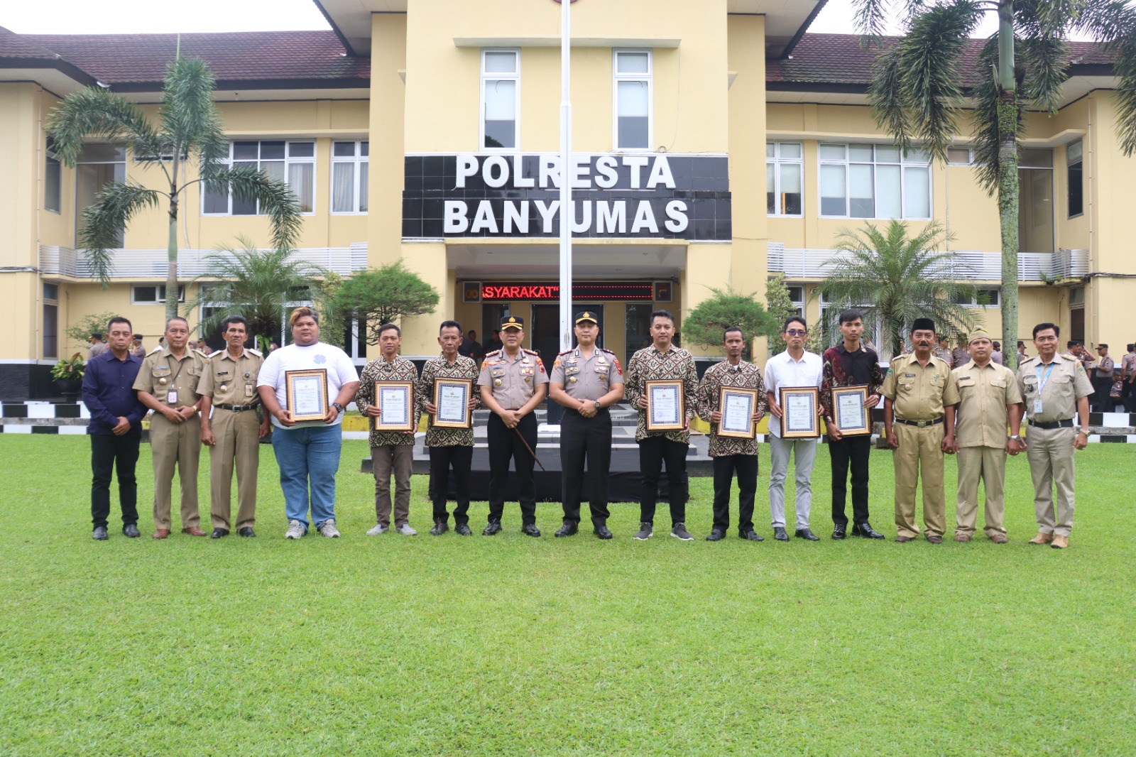 Kapolresta Banyumas Berikan Penghargaan Warga yang Bantu Ungkap Kasus Narkoba dan Pencurian