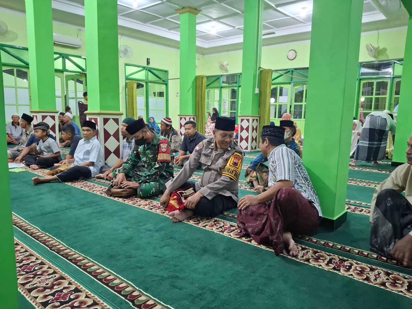 Tarawih Berjamaah, Bhabinkamtibmas Polsek Purwokerto Timur Banyumas Sampaikan Pesan Kamtibmas