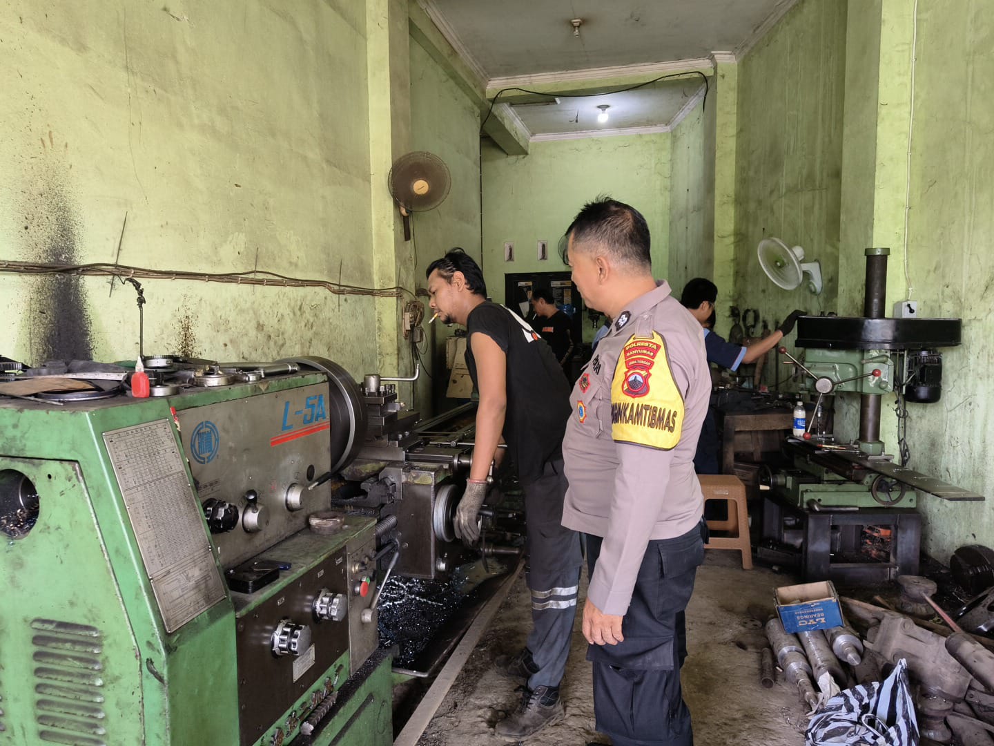 Bhabinkamtibmas Cilongok Banyumas Sambangi Bengkel Bubut di Langgongsari, Sampaikan Pesan Kamtibmas