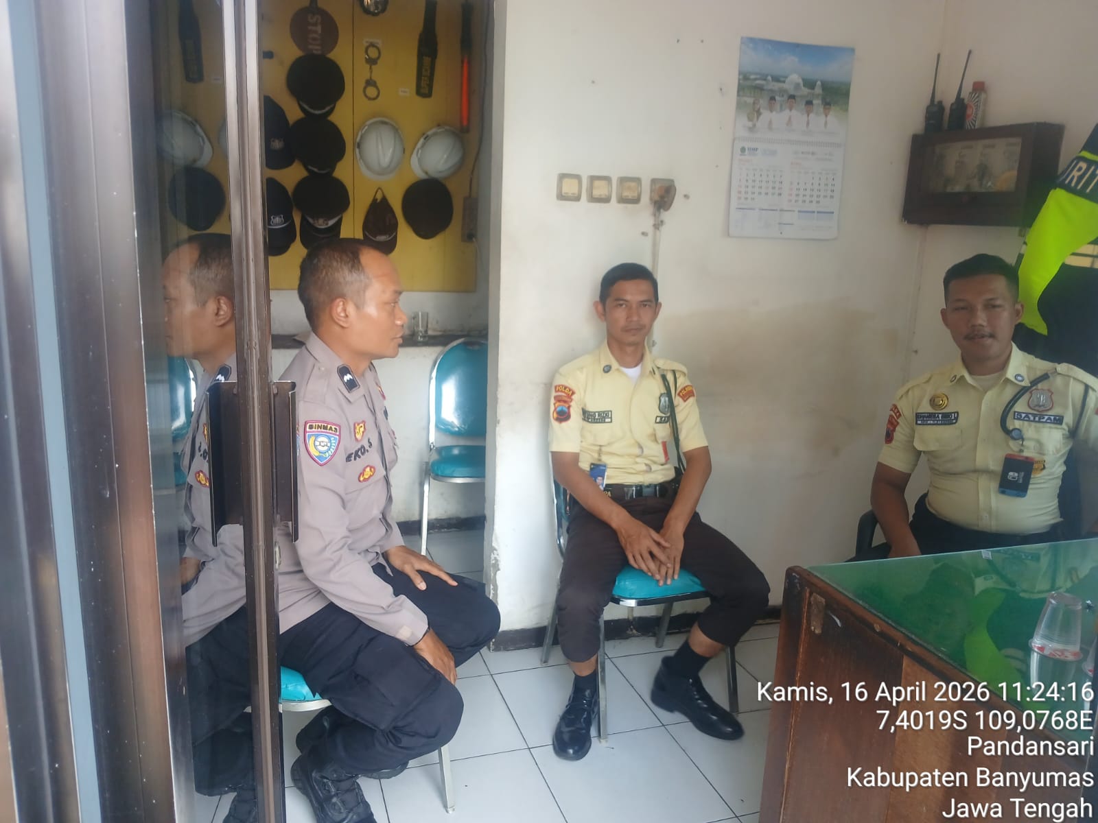 Bhabinkamtibmas Ajibarang Polresta Banyumas Sambangi Kantor PLN, Tekankan Kewaspadaan kepada Security